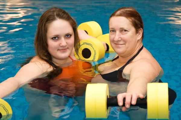Menina e mulher em aqua aeróbica Fotos De Bancos De Imagens
