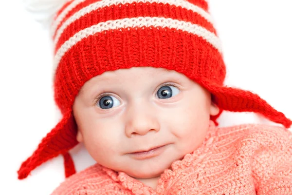 Счастливый мальчик в красной шляпе — стоковое фото
