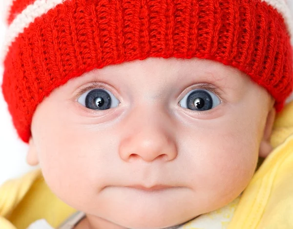 Niedliches Baby mit Wintermütze — Stockfoto