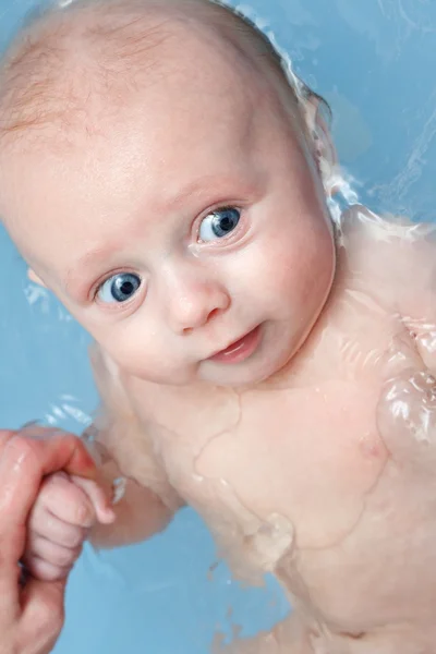 Bebé recién nacido nadando en la bañera — Foto de Stock