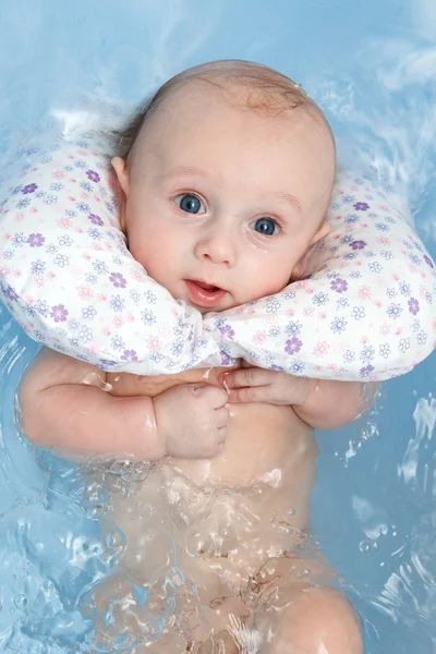 Bebê nadar na banheira azul — Fotografia de Stock