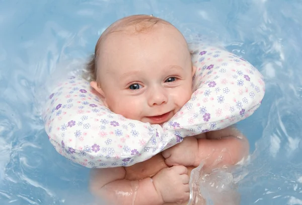 Bebê nadar na banheira azul — Fotografia de Stock