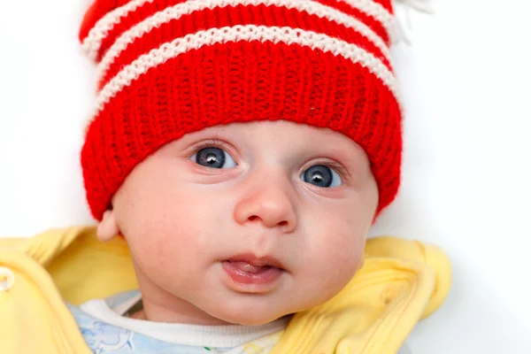 Дитина з червоним зимовим капелюхом — стокове фото