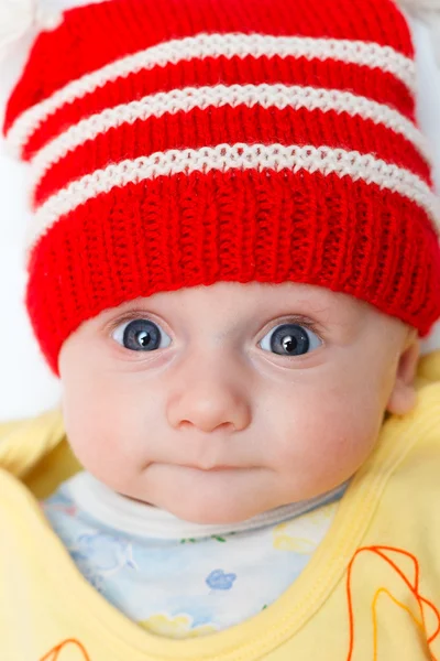 Bebê com chapéu de inverno vermelho — Fotografia de Stock