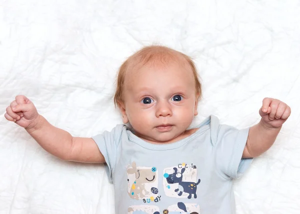 Happy baby ser till kameran — Stockfoto