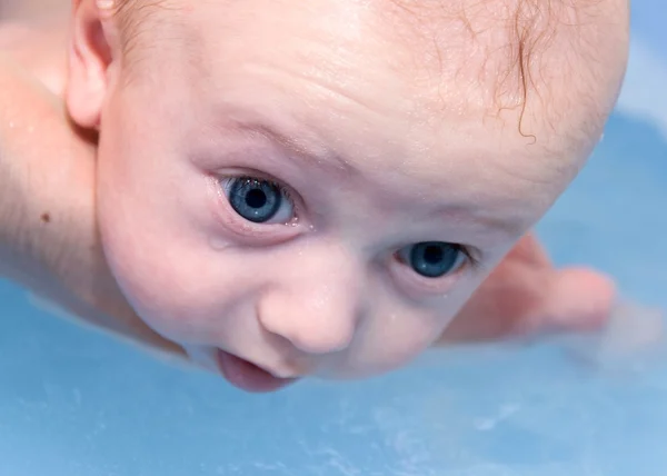 Nyfött barn simmare — Stockfoto