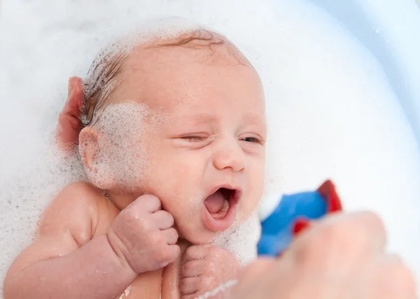 Bebê em banho com espuma — Fotografia de Stock