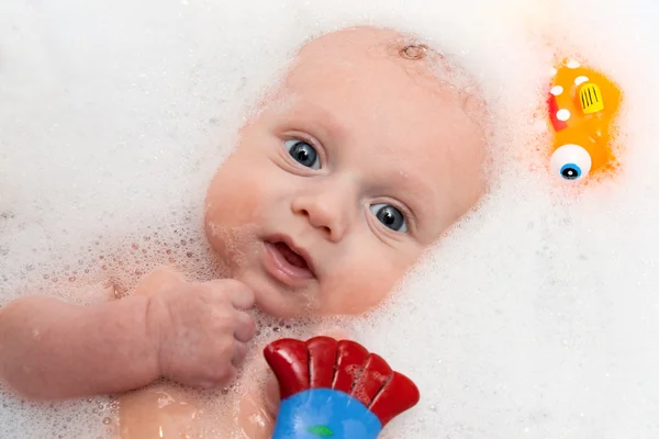 泡沫出生的婴儿 — 图库照片