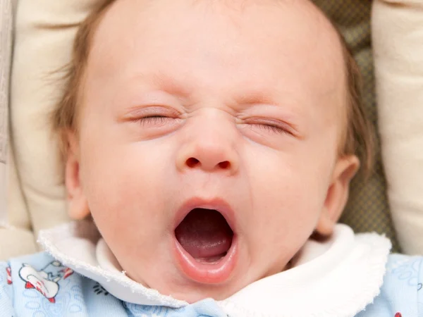 O bebé boceja. — Fotografia de Stock