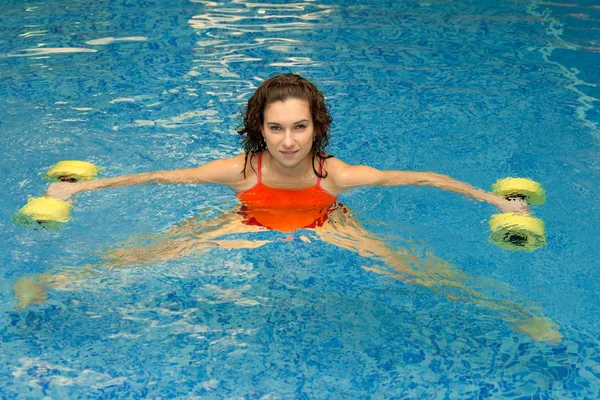Žena ve vodě s činkami — Stock fotografie