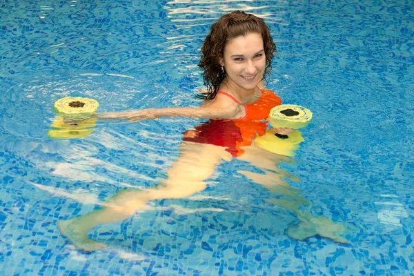 Femme dans l'eau avec haltères — Photo