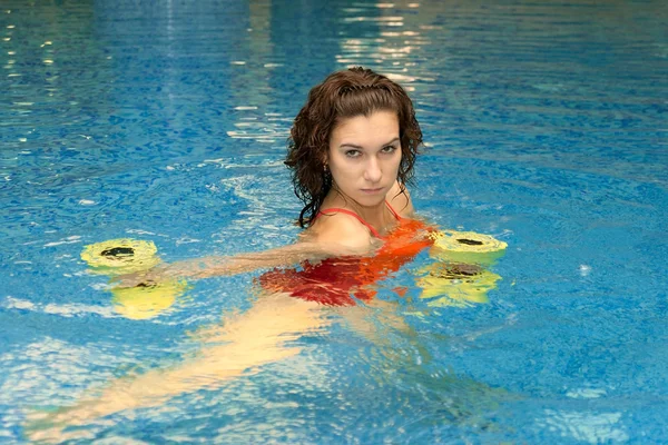 Femme dans l'eau avec haltères — Photo