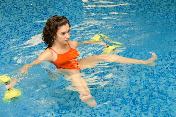 Frau im Wasser mit Kurzhanteln — Stockfoto