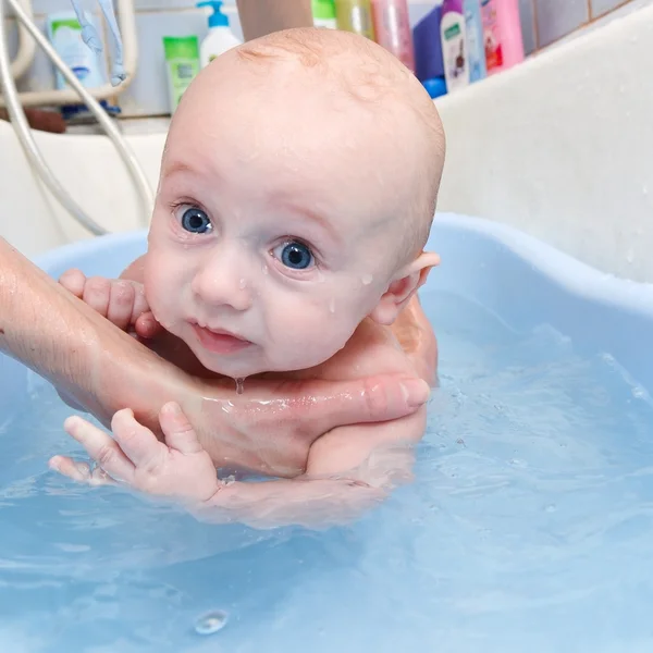 Bebê recém-nascido nadar na banheira — Fotografia de Stock