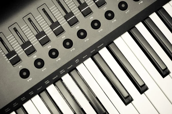 Teclado sintetizador y controles — Foto de Stock