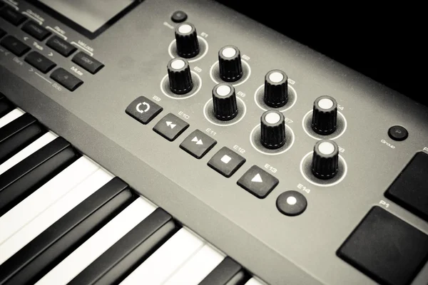 Teclado sintetizador e controles — Fotografia de Stock