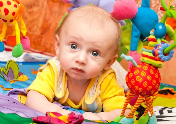 Bebê joga no ginásio de desenvolvimento — Fotografia de Stock
