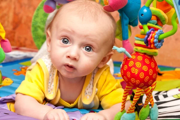Dziecko gra baby Gym — Zdjęcie stockowe