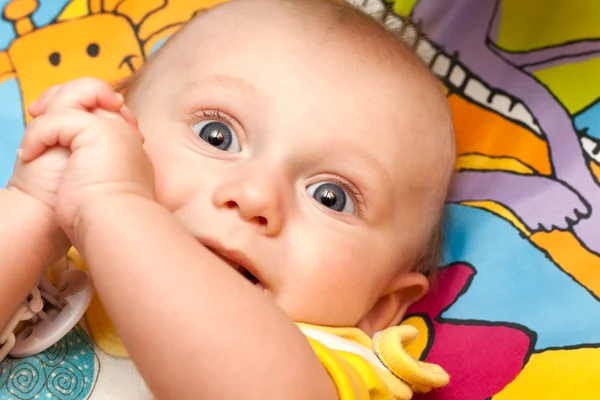 Bebé feliz yace sobre una espalda — Foto de Stock