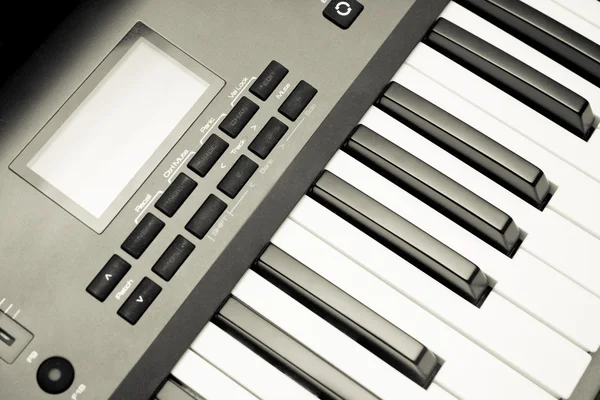 Synthesizer-Tastatur und Bedienelemente — Stockfoto
