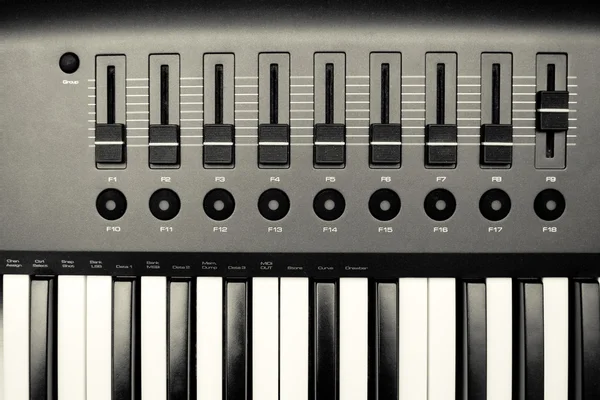 Synthesizer toetsenbord en besturingselementen — Stockfoto