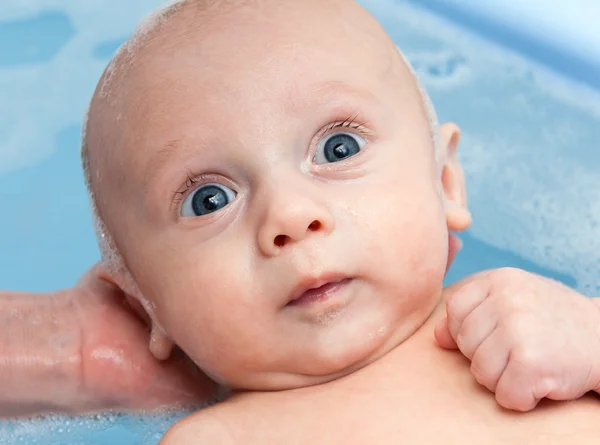 욕조에서 목욕 하는 아기 — 스톡 사진