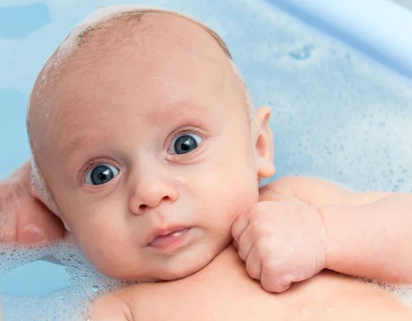婴儿沐浴在浴缸 — 图库照片
