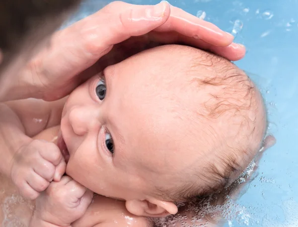 婴儿沐浴在浴缸 — 图库照片