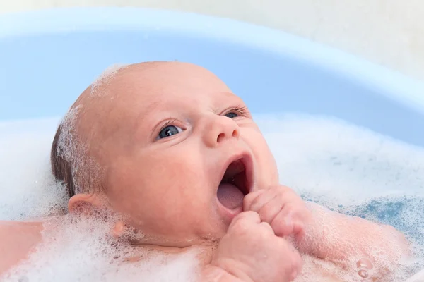 赤ちゃんの浴槽で入浴 ロイヤリティフリーのストック画像