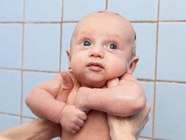 Bebé en las manos — Foto de Stock