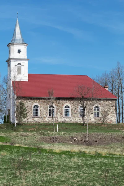 Stary kościół wiejski na tle błękitnego nieba — Zdjęcie stockowe