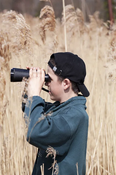 Boy kijken naar de vogels bij het meer — Stockfoto