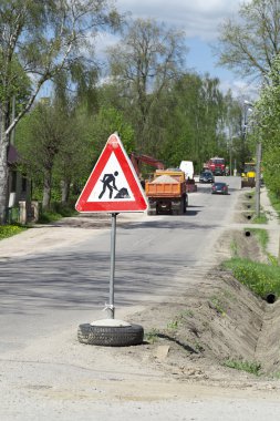 trafik uyarı işareti yol tamiri,