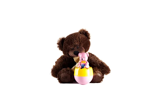 Osito de peluche marrón y un oso de peluche de plástico rosa —  Fotos de Stock