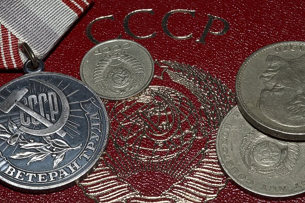 Dinheiro, Passaporte e Medalha — Fotografia de Stock