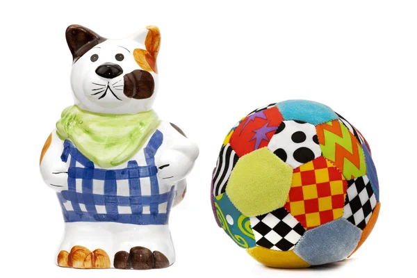 Kot porcelany z piłką — Zdjęcie stockowe