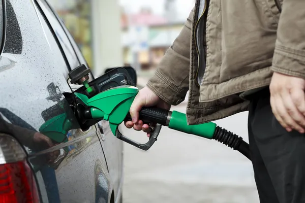 Újratöltése autót benzinkút — Stock Fotó
