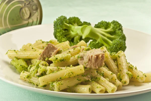 Pasta Rigatoni mit Thunfisch und Brokkoli — Stockfoto