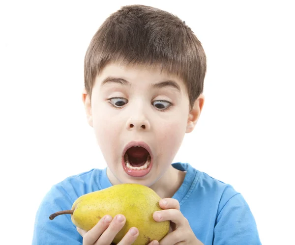 Barnet äta ett päron — Stockfoto