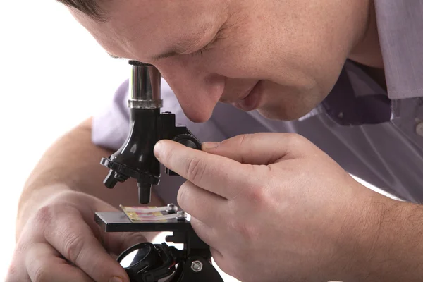 Uomo con microscopio Foto Stock