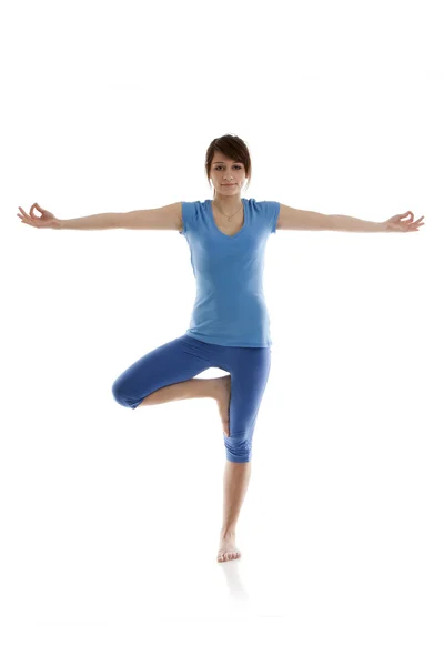 Imagem de uma menina praticando ioga — Fotografia de Stock