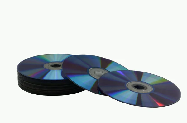 Kompakt diskler üzerinde beyaz bir arka plan — Stok fotoğraf