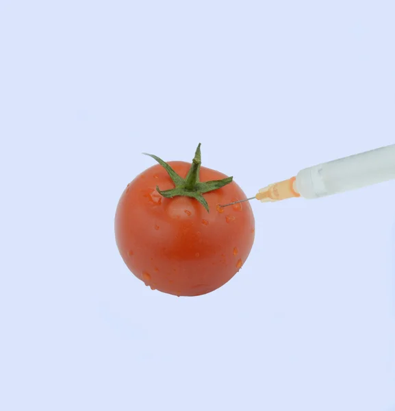 Injektion einer Substanz in Tomaten — Stockfoto