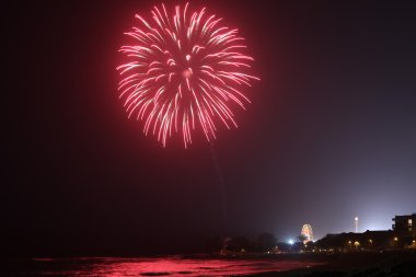 plaj karnavalında havai fişek