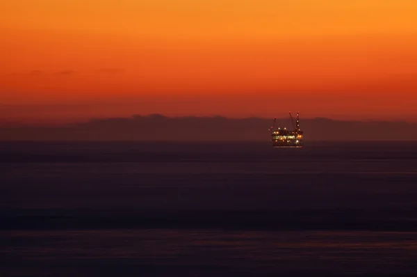 Plataforma de perforación de plataformas petrolíferas en alta mar al atardecer — Foto de Stock