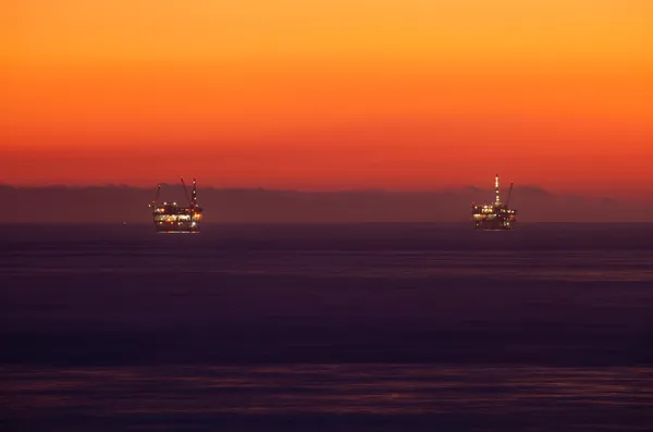 Offshore petrol sondaj platformu gün batımında — Stok fotoğraf
