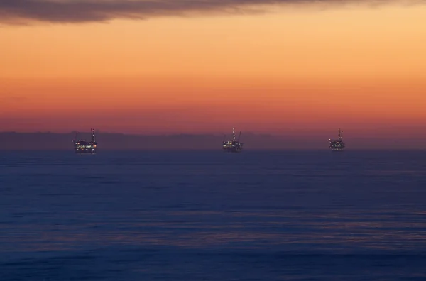 海上石油钻井平台钻井平台在日落时 — 图库照片