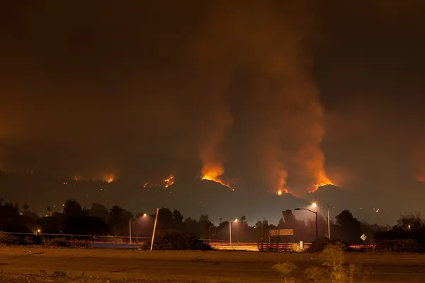 Furioso incendio forestal en las colinas — Foto de Stock