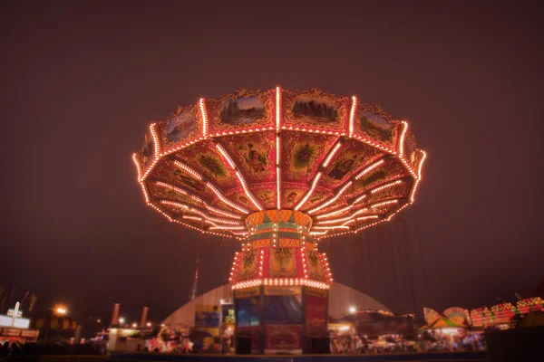 Carnival swing rida på midway — Stockfoto