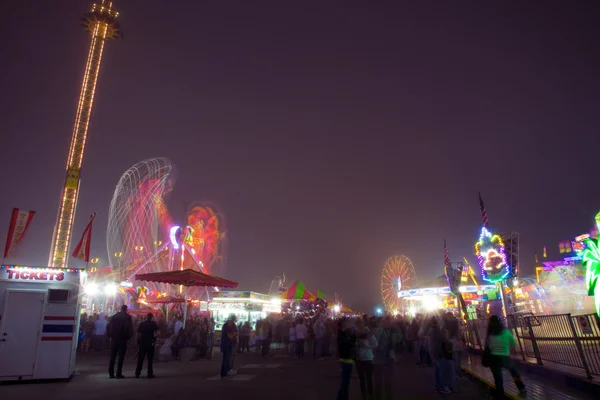 Paseos y juegos de carnaval por la noche —  Fotos de Stock